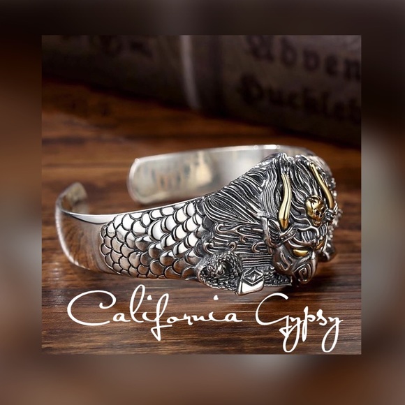 Punk Skull Horned Cuff - Picture 2 of 4